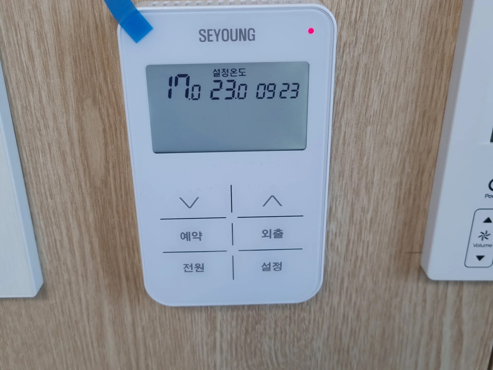 구형 다이얼식 온도조절기를 디지털 온도조절기로 교체한 모습