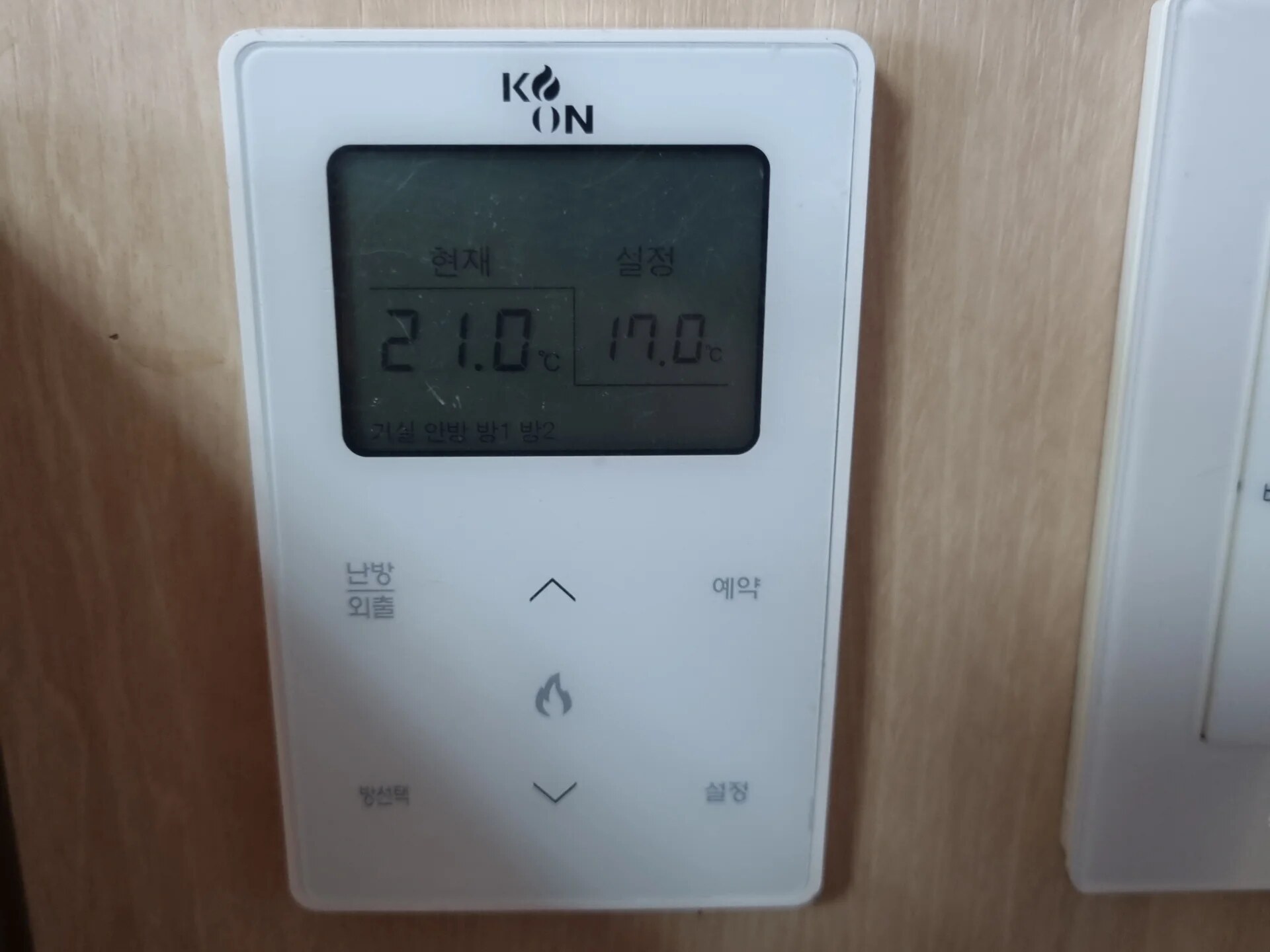 벽걸이 온도조절기 교체 전 — 교체 대상 온도조절기
